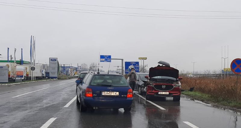 Accident rutier aproape de intrarea în Iași. Două mașini s-au ciocnit frontal – EXCLUSIV / FOTO