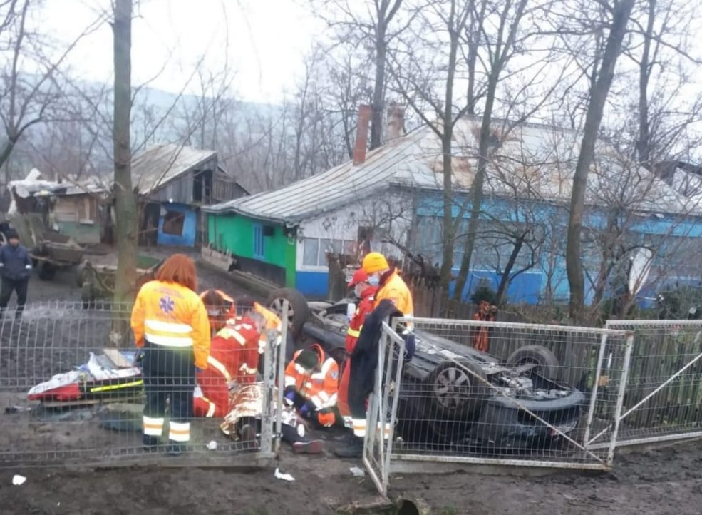 Accident rutier la Botoşani. Un tânăr de 21 de ani a murit, după ce s-a răsturnat cu maşină într-o curbă
