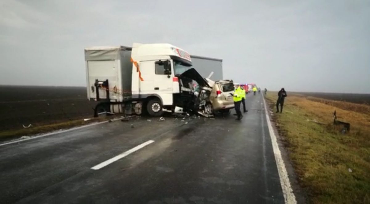 Accident rutier soldat cu doi morți, în Brăila. Au fost implicate mai multe autoturisme, un autobuz și un camion