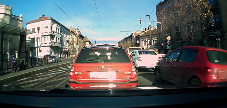 Un pieton a fost lovit din plin de către un taximetrist din Cluj-Napoca! – VIDEO
