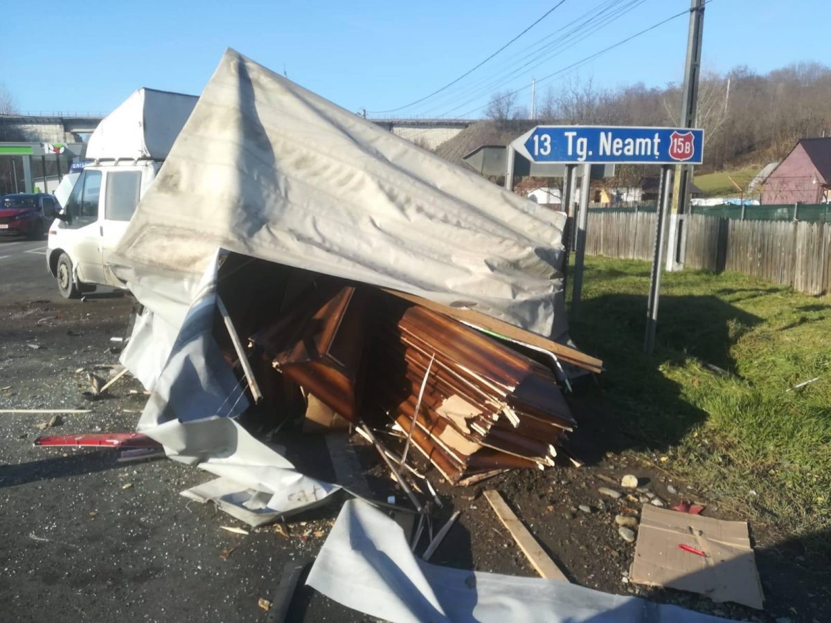 O autoutilitară plină cu sicrie a fost izbită în plin de o cisternă la Iaşi! O persoană a fost rănită – FOTO