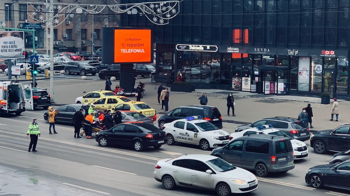 Accident rutier în Municipiul Iaşi. Două autoturisme au intrat în coliziune în fața Moldovei Center – FOTO/ VIDEO/ EXCLUSIV