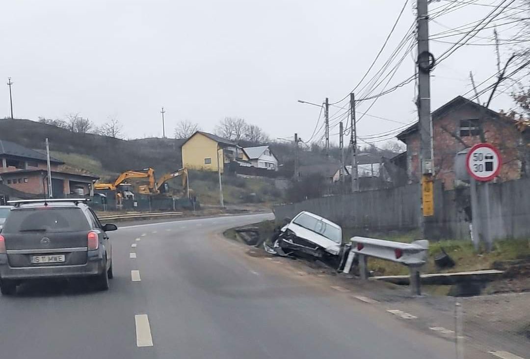 Accident rutier în Tomești. A pierdu controlul volanului şi a intrat într-un şanţ