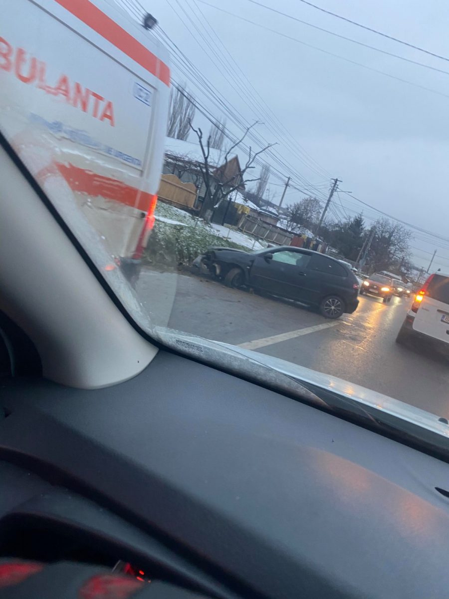 O tânără din Vaslui s-a urcat beată la volan și a intrat direct într-un cap de pod, la Tomești. Riscă să-și piardă libertatea!