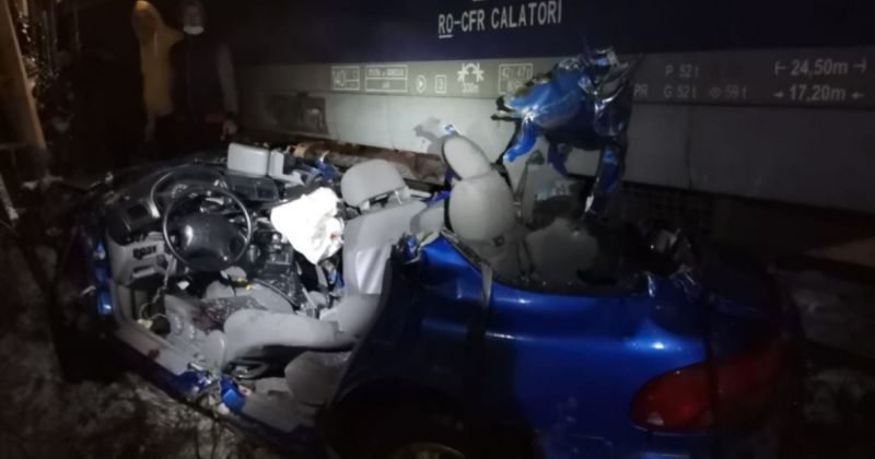 Accident feroviar grav! Un mort şi trei persoane încarcerate, după ce un tren a lovit o mașină, la Suceava