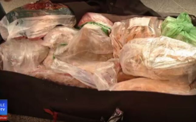 Români opriți la aeroport, în Cluj. Aveau zeci de kilograme de carne în geamantan