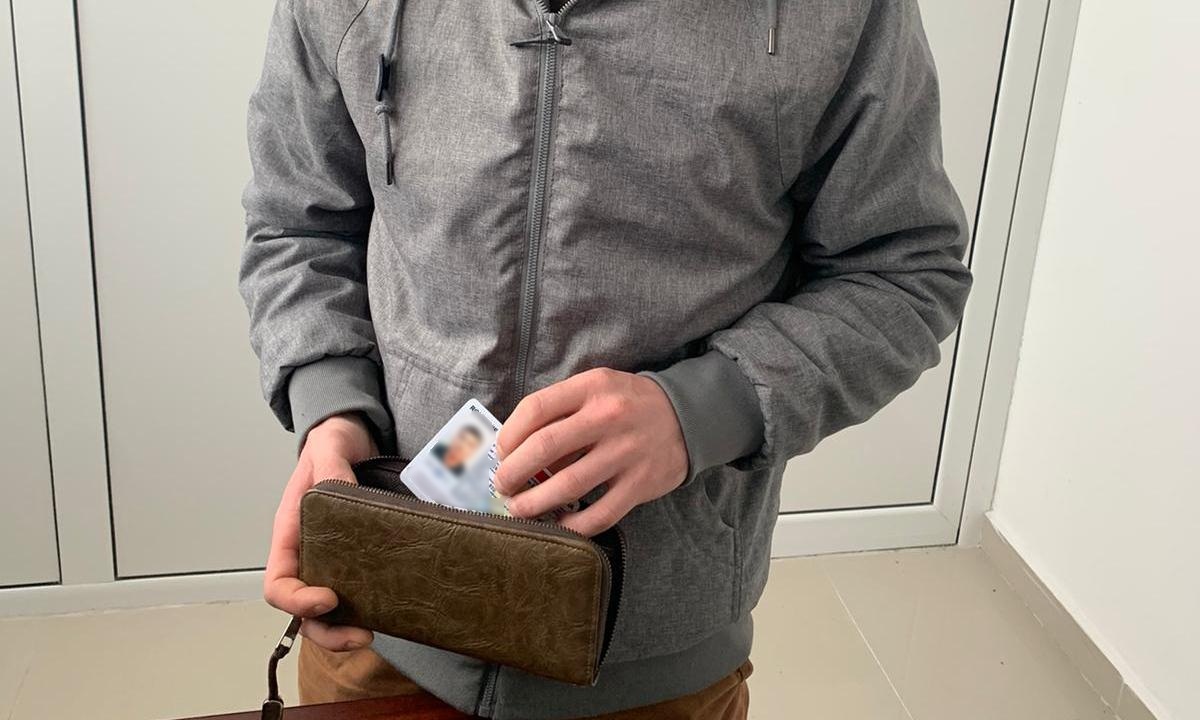 Documente false și bunuri nedeclarate la intrarea în țară, descoperite de polițiștii de frontieră