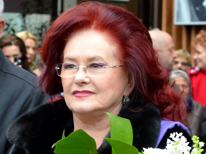 Mormântul Stelei Popescu, acoperit de flori și coronițe! Fanii au fost la locul ei de veci, de Crăciun