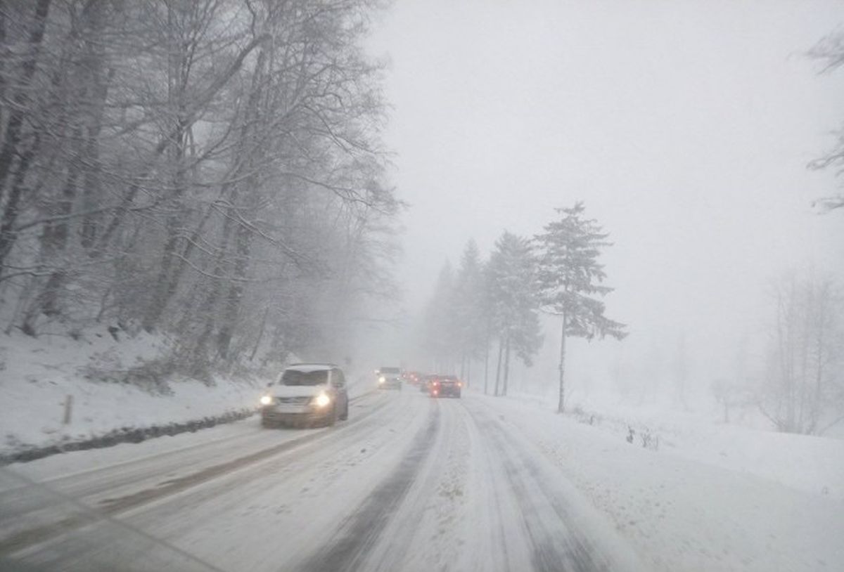 Cod portocaliu de viscol. Meteorologii au anunțat ninsoare și vânt puternic în zece județe din țară