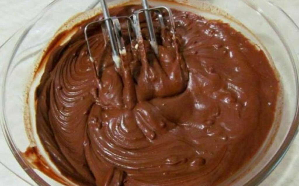 mixerul amesteca crema de ciocolata una din cele mai cautate retete de creme pentru prajituri