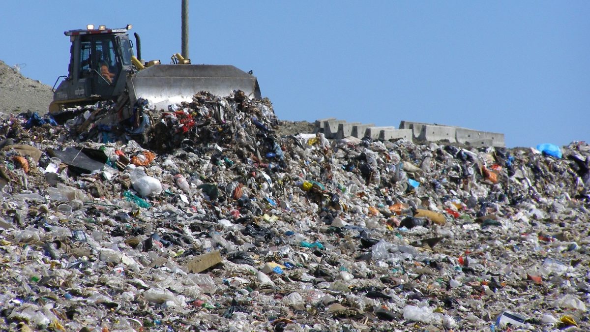 Poluare masivă provocată de ieșenii care dau foc gunoaielor în zonele din apropierea orașului