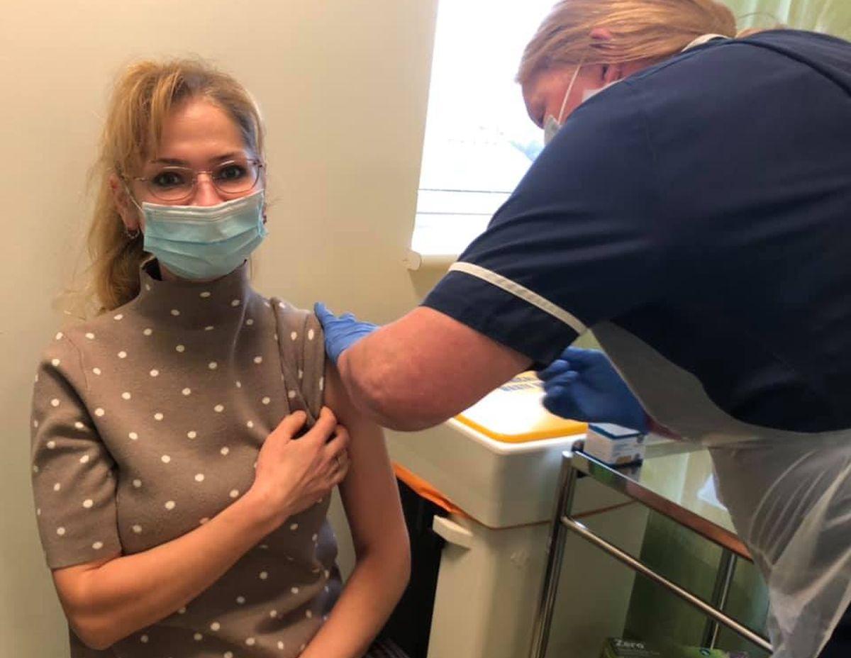 Primul medic român care s-a vaccinat anti-COVID-19! Ce a spus românca stabilită în Marea Britanie