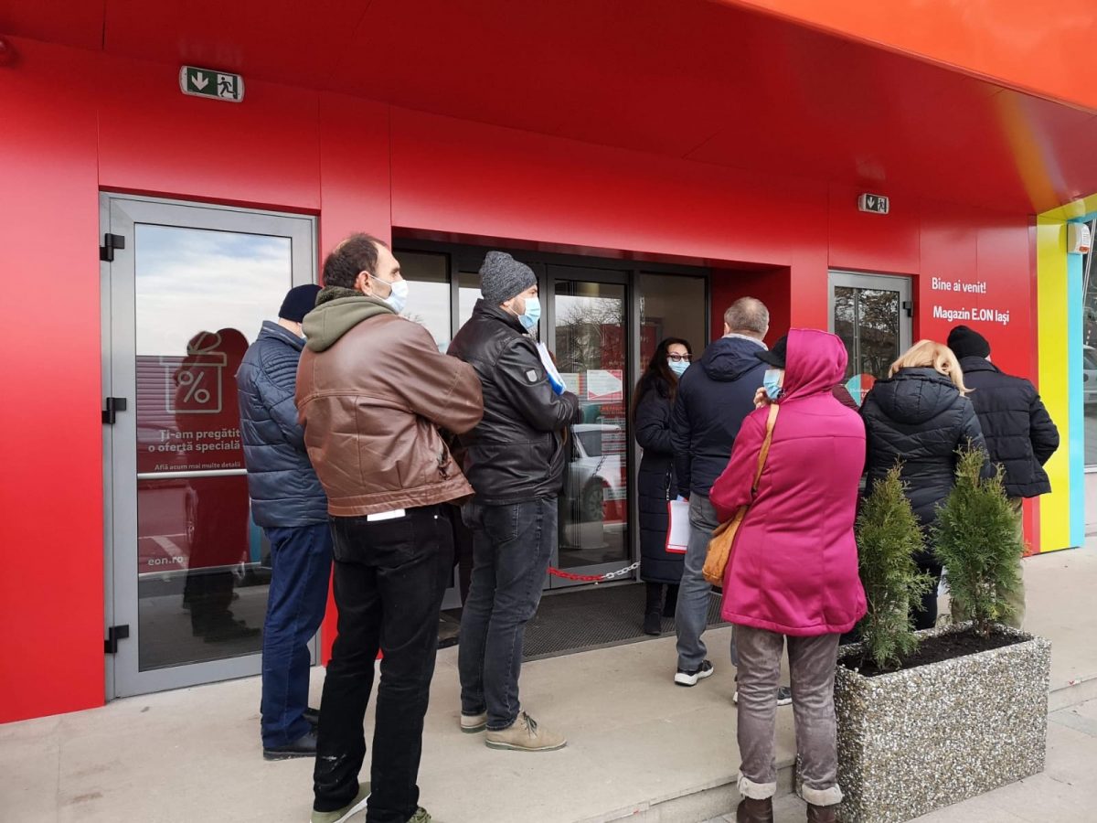 Ieşenii au format cozi la sediul E-on, după ce s-a anunţat creşterea preţului la energia electrică. Ce solicitări au cetăţenii