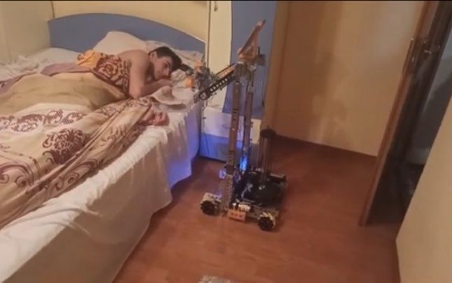 Elevii români au construit un robot care îi ajută pe pacienţii bolnavi de COVID-19: L-am făcut în 48 de ore