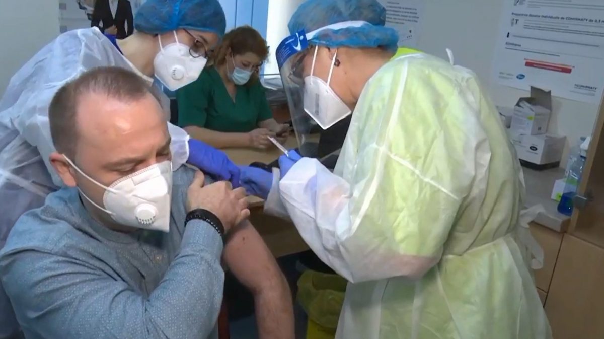 România începe campania de vaccinare anti-COVID-19. Dr. Florin Roșu, managerul Spitalului de Boli Infecţioase Iași, s-a vaccinat împotriva COVID-19