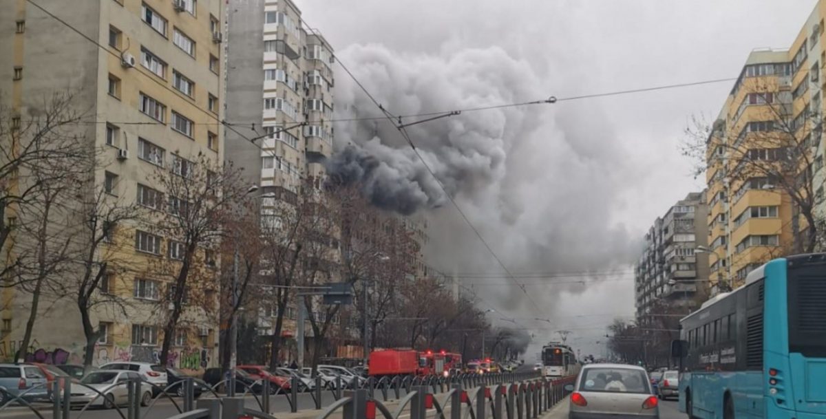 Incendiu puternic într-un bloc din București. Locatarii încearcă să se salveze pe schele – FOTO/ UPDATE