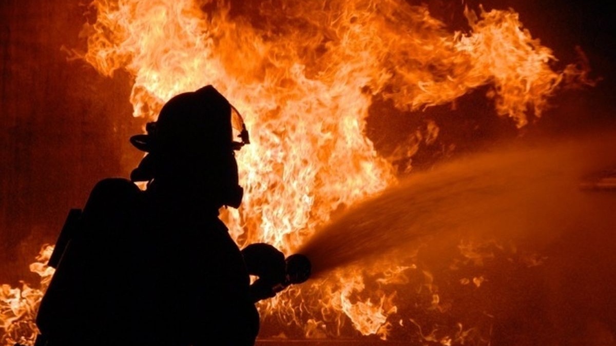 Incendiu violent la mansarda unui bloc din Capitală