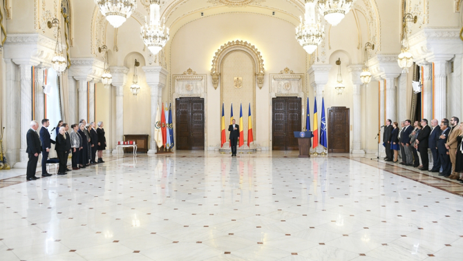 „Omul invizibil” de la depunerea jurământului de învestitură a noilor miniștri. Ce rol a avut acesta