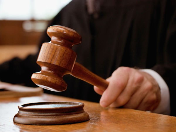 Femeia suspectată că și-a abandonat bebelușul nou-născut, pe stradă, într-o pungă, a fost plasată sub control judiciar