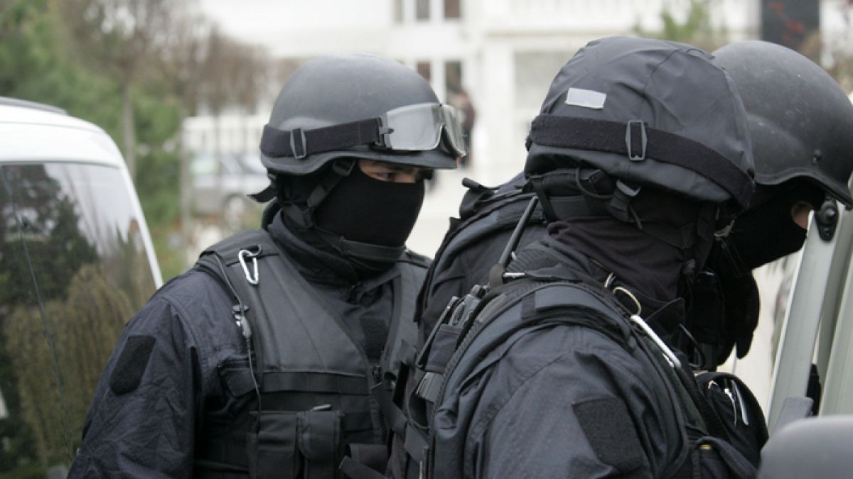 Clocoteşte Iaşul! Acţiune-fulger a „mascaţilor”: suspecţii au fost puşi pe burtă de poliţişti! Doi tineri, arestaţi pentru trafic de droguri! (Exclusiv)