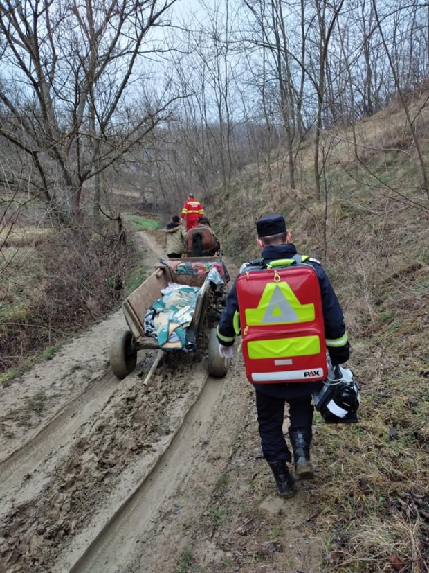Ca în Evul Mediu! Un bolnav este transportat cu căruţa. Se întâmpla în România – FOTO