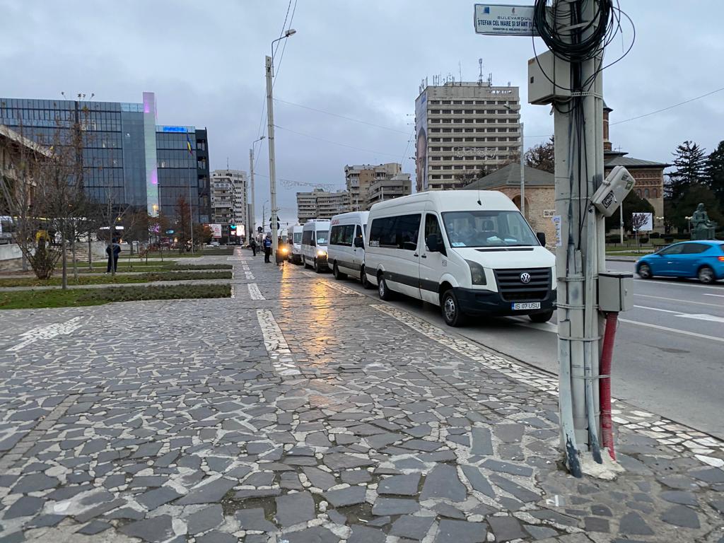 Preşedinţii secţiilor de votare din Iaşi au venit la Prefectură pentru a ridica buletinele de vot