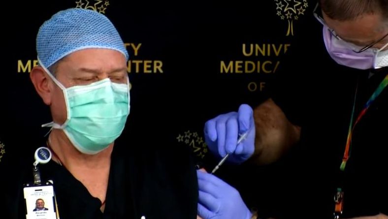 Fake news în direct! Un paramedic din SUA a mimat că primeşte vaccin anti-covid