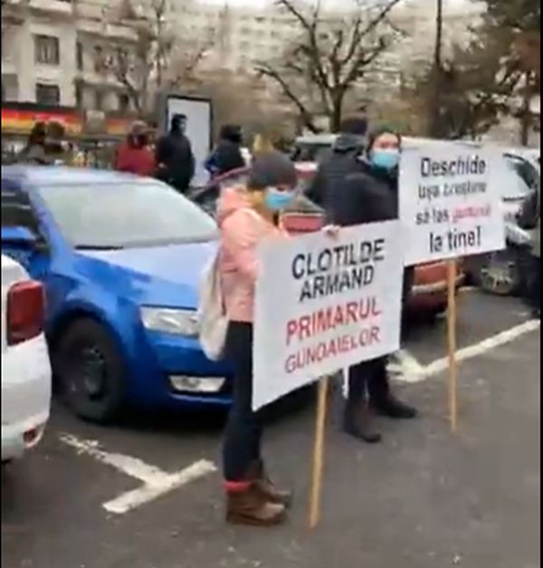 Protest în faţa Primăriei Sectorului 1: „Doamna primar, să plătiţi din salariu amenda!“ – VIDEO
