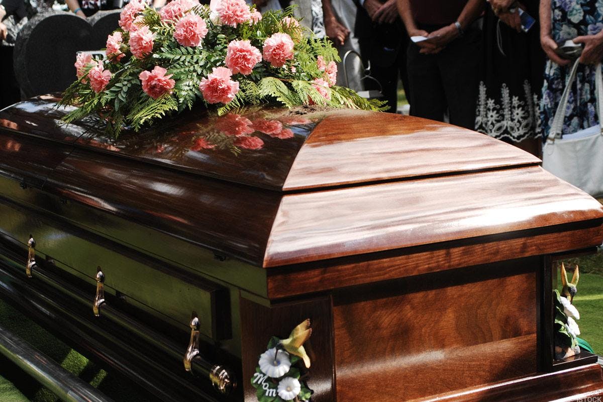 Dublă tragedie. O femeie din Suceava a murit în biserică, la înmormântarea propriului soț