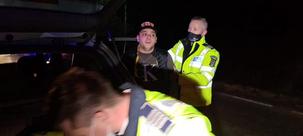 Un şofer recalcitrant a tăiat calea ambulanței care transporta victima din accidentul de la Schitu Duca. Forțele de ordine l-au încătușat  – EXCLUSIV/ FOTO/ VIDEO