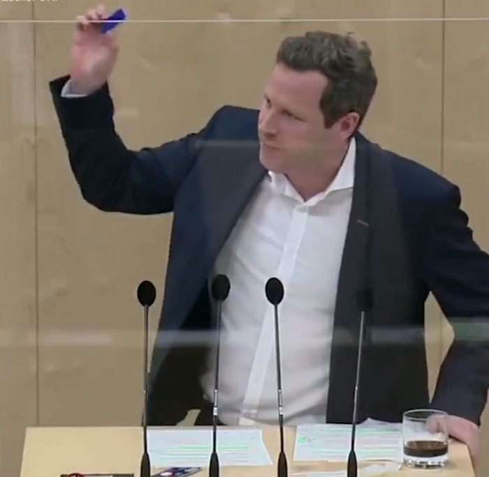 Experiment făcut de un deputat: A turnat Coca Cola pe un test rapid și a rezultat că are Covid-19! – VIDEO