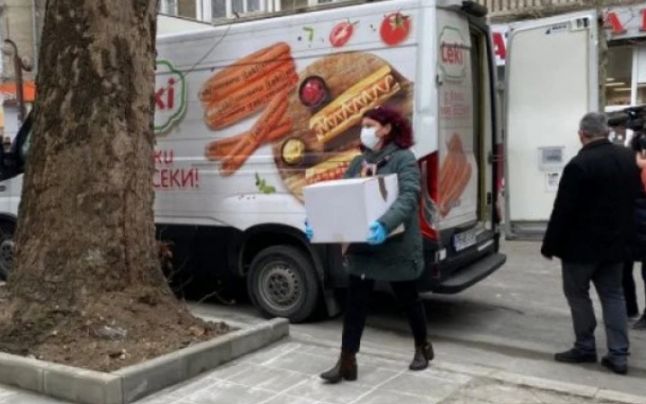 Vaccinul Pfizer/BioNTech, transportat cu o dubă de mezeluri şi depozitat într-un frigider sovietic în Bulgaria – FOTO