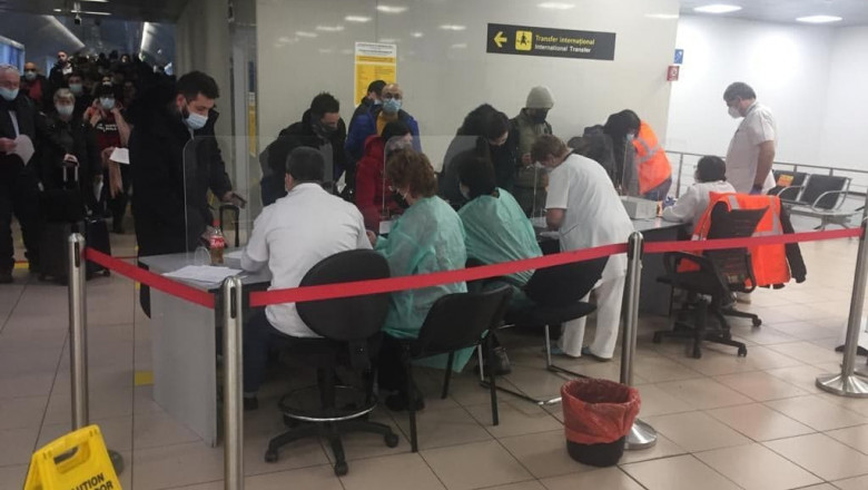 Coadă uriașă și înghesuială la Otopeni pentru triajul celor sosiți din Marea Britanie. Doar 6 angajați DSP evaluează sute de persoane – VIDEO