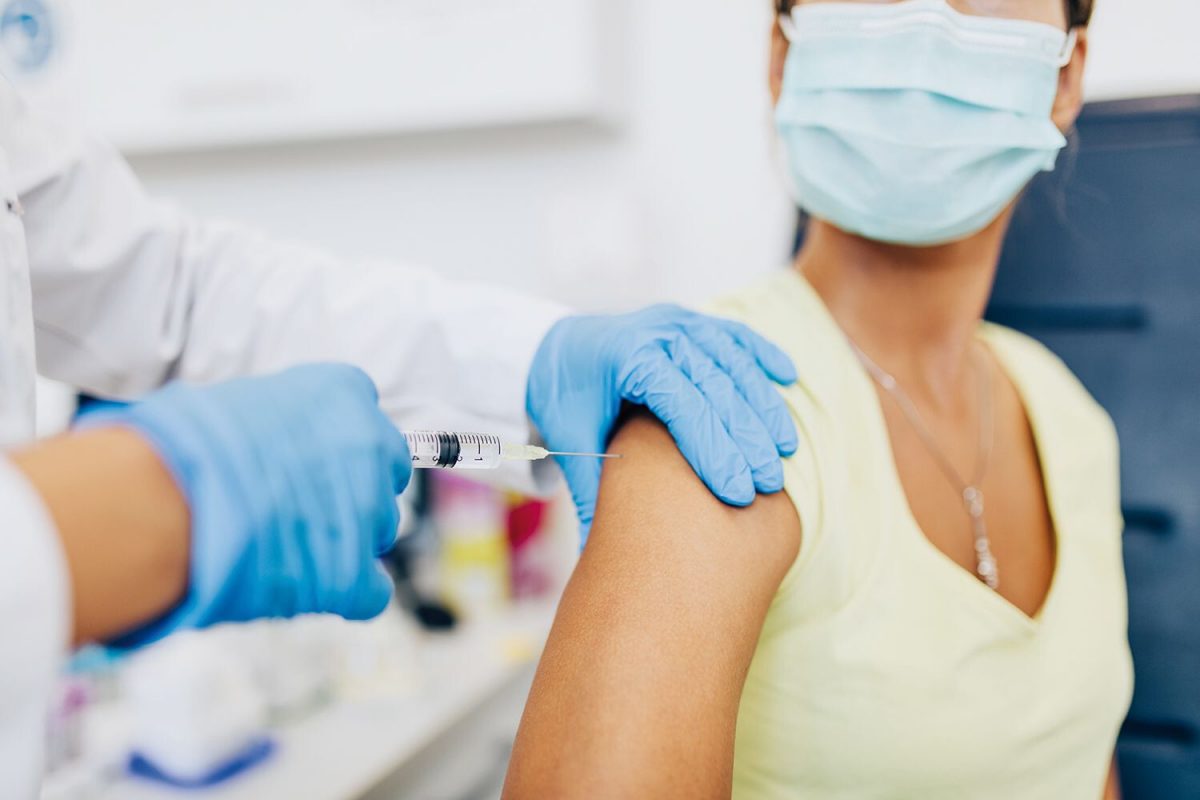 O asistentă medicală din județul Cluj a avut o reacție adversă, după ce a fost vaccinată anti-COVID-19