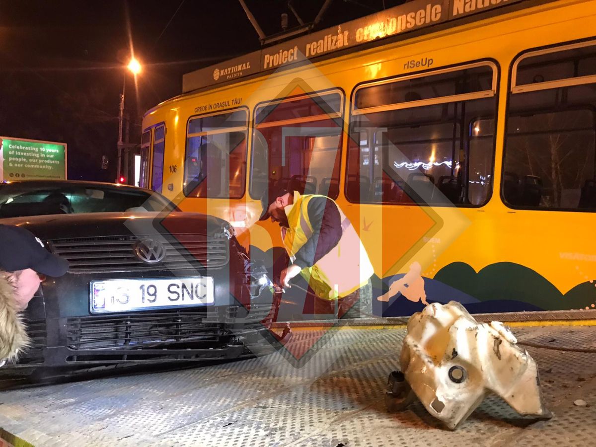 Accident rutier în Iași. Un autoturism a intrat în plin într-un tramvai – Exclusiv, Galerie Foto