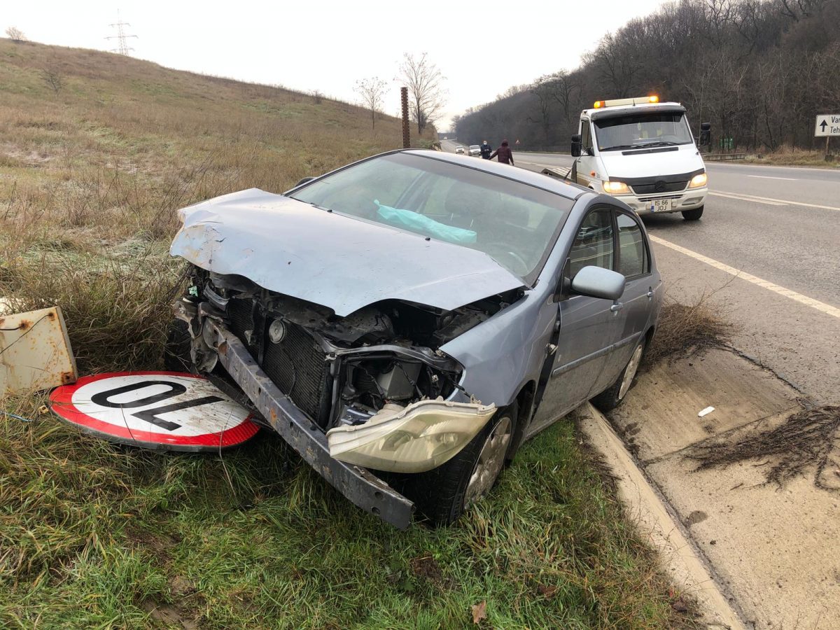 O femeie a suferit un atac de panică după ce a intrat cu mașina într-un copac din judeţul Iași EXCLUSIV – FOTO