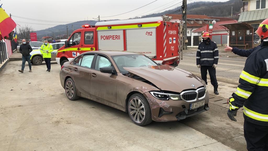 Incă un accident rutier cu victimă în Iași! O şoferiţă de BMW a intrat cu maşina într-un gard – FOTO, VIDEO EXCLUSIV