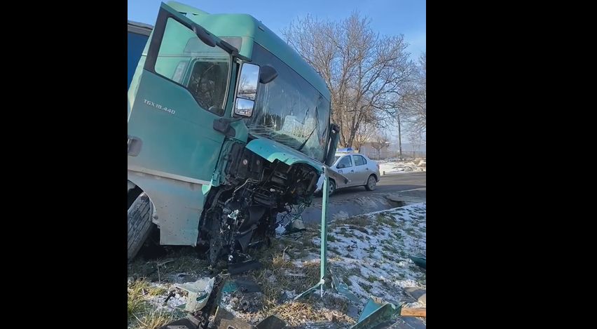 Accident rutier grav în Iași! Trei persoane au murit după ce un TIR a intrat în plin într-o maşină EXCLUSIV FOTO