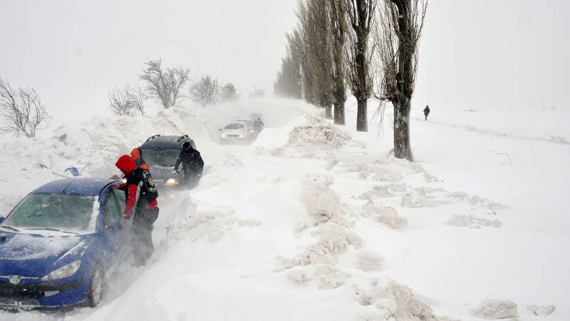 Sute de mașini și TIR-uri au rămas înzăpezite în mai multe orașe din România