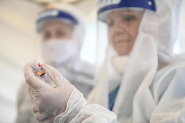 Ce se întâmplă dacă te vaccinezi împotriva COVID-19 şi faci boala?