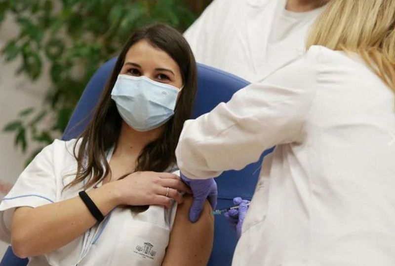 Reacții dure la adresa primei asistente vaccinate în Italia: „Acum să vedem când mori!”