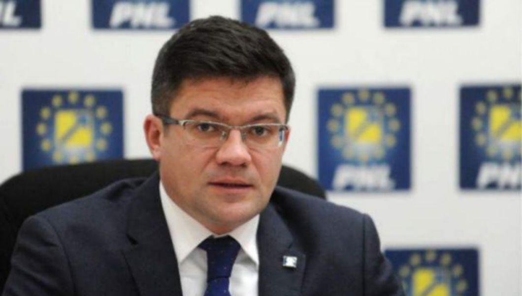 Iată acuzaţiile care i se adus președintelui Consiliului Judeţean, Costel Alexe! Fostul ministru este urmărit penal