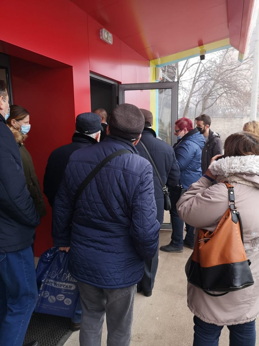 Cozi enorme la E.ON. Oamenii stau afară zeci de minute speriaţi de faptul că facturile la energie se vor scumpi din cauza liberalizării pieţei energiei electrice – FOTO