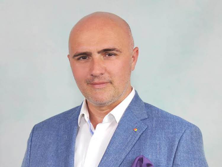 Un deputat AUR de Suceava a scris în CV că ştie să utilizeze telefonul mobil