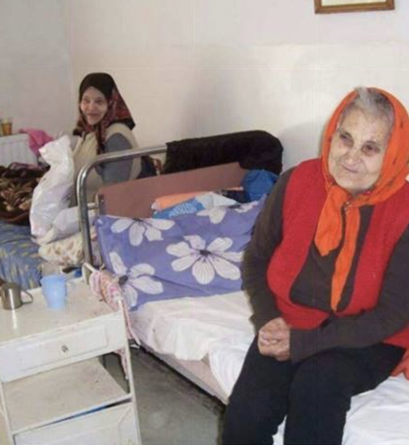 Un fiu a dus-o pe mama sa intr-un azil, unde îi făcea vizite din când în când! Într-o zi a fost chemat că mama acestuia era pe moarte. Iată morala poveștii