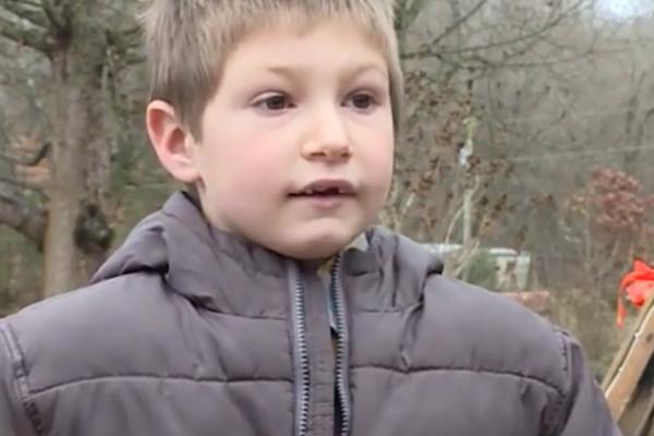 Erou la 7 ani. Un băieţel şi-a scos sora mai mică din casa cuprinsă de flăcări