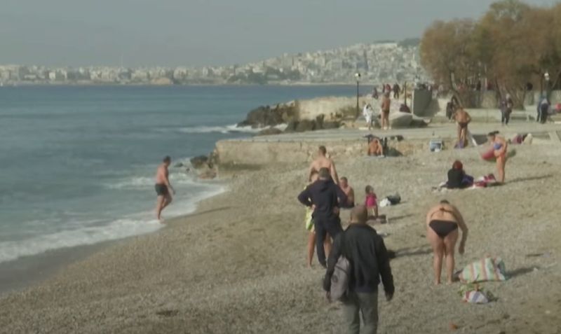 Grecii au ieșit la plajă în ianuarie, în plină pandemie de COVID-19! – VIDEO