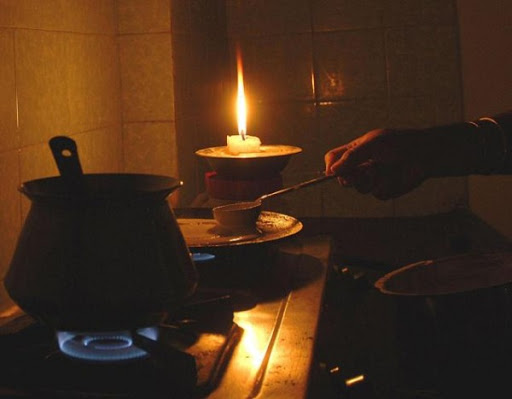 Situația disperată într-un cartier de lux de la marginea Iașului! Zeci de vile au rămas fără curent electric de dimineță! Oamenii îngheață de frig, iar la E.On răspunde un robot!