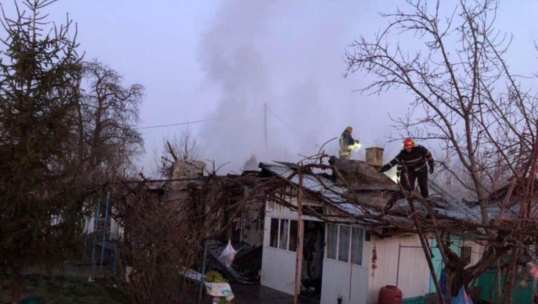 Incendiu la o casă din Tg. Frumos. O persoană a fost transportată de urgentă la spital EXCLUSIV