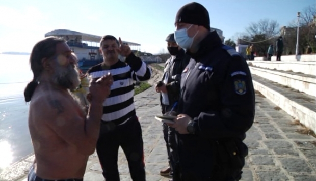 Bărbat sancționat pentru că a prins crucea aruncată în Dunăre de Bobotează